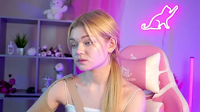 Snapshot of AdeleCartier chatting on 03-18-25, 01:21 AdeleCartier online show from 03-18-25, 01:21