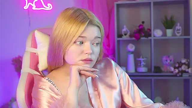 Snapshot of AdeleCartier chatting on 03-23-25, 04:05 AdeleCartier online show from 03-23-25, 04:05