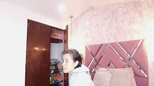 Saori Sann  online show from 12-21-25, 12:23