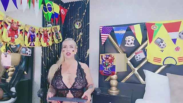 Snapshot of SophieWinsloow chatting on 06-25-26, 12:20 SophieWinsloow online show from 06-25-26, 12:20