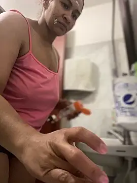 Snapshot of Carola-Ross chatting on 12-17-25, 04:35 Carola-Ross online show from 12-17-25, 04:35