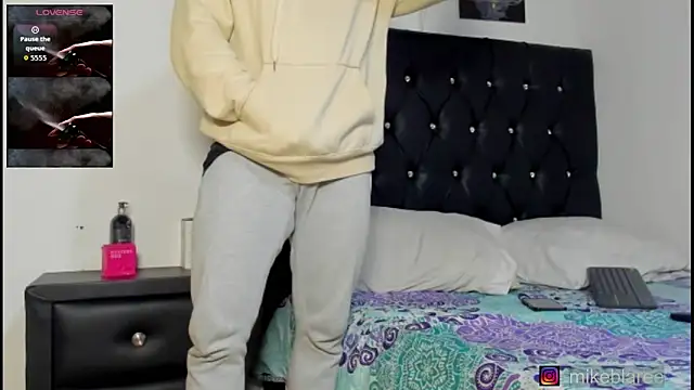 Snapshot of mikeblaree chatting on 03-04-26, 07:20 mikeblaree online show from 03-04-26, 07:20