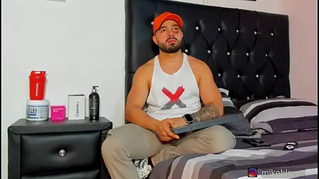 Snapshot of mikeblaree chatting on 03-14-26, 05:29 mikeblaree online show from 03-14-26, 05:29