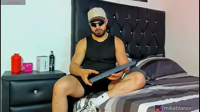 Snapshot of mikeblaree chatting on 03-16-26, 07:18 mikeblaree online show from 03-16-26, 07:18