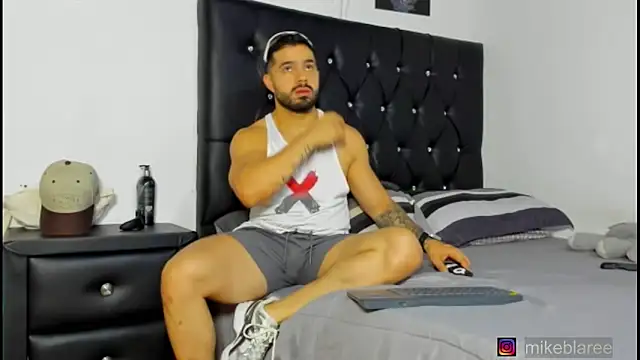 Snapshot of mikeblaree chatting on 03-17-26, 05:49 mikeblaree online show from 03-17-26, 05:49