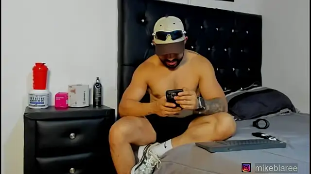 Snapshot of mikeblaree chatting on 03-19-26, 06:45 mikeblaree online show from 03-19-26, 06:45