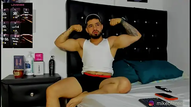 Snapshot of mikeblaree chatting on 04-10-26, 07:51 mikeblaree online show from 04-10-26, 07:51