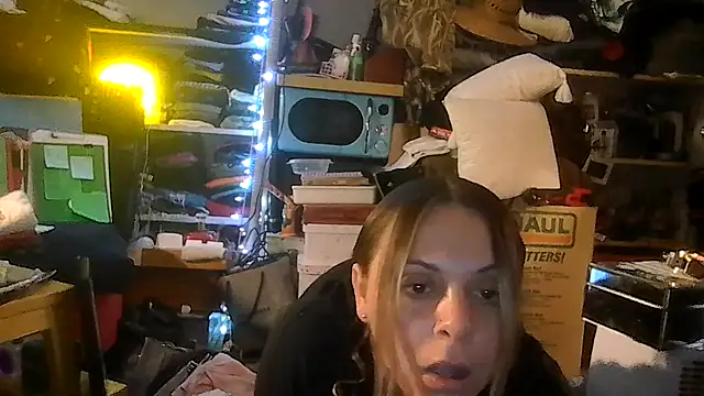 Snapshot of ShysluutGia chatting on 06-28-26, 10:43 ShysluutGia online show from 06-28-26, 10:43