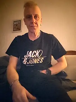 Snapshot of Teemu chatting on 03-25-26, 02:17 Teemu online show from 03-25-26, 02:17