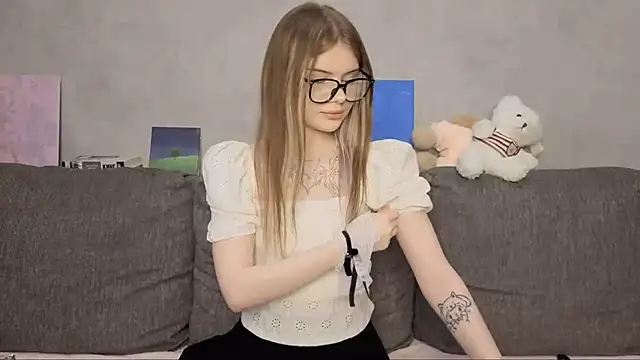 CarolinePepper online show from 05-23-26, 01:48