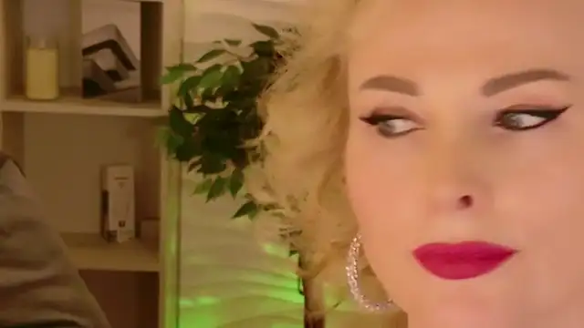 Snapshot of Sandra_Kind chatting on 04-27-26, 05:27 Sandra Kind online show from 04-27-26, 05:27