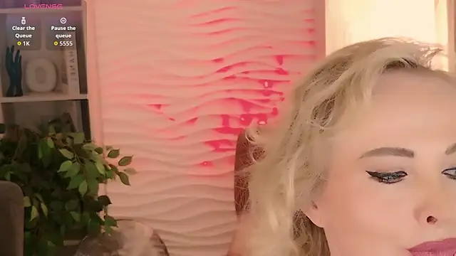 Snapshot of Sandra_Kind chatting on 06-16-26, 05:21 Sandra Kind online show from 06-16-26, 05:21
