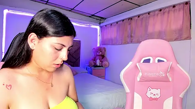 Snapshot of Cristal_Smith20 chatting on 06-18-26, 11:36 Cristal Smith20 online show from 06-18-26, 11:36