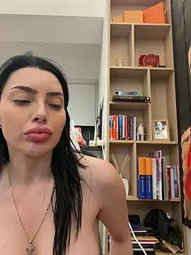 Snapshot of Mia_Splash chatting on 05-19-26, 04:02 Mia Splash online show from 05-19-26, 04:02