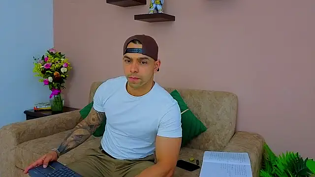 Snapshot of Bastiandelux chatting on 04-13-26, 10:04 Bastiandelux online show from 04-13-26, 10:04