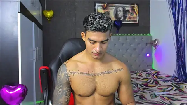 Snapshot of luigi_hot_ chatting on 06-19-26, 04:11 luigi hot online show from 06-19-26, 04:11