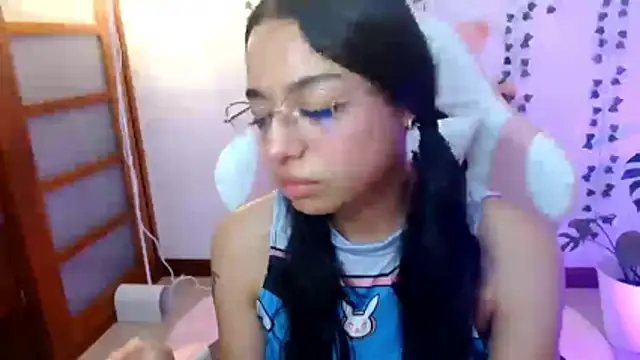 Snapshot of hellokitty__valery chatting on 06-12-26, 01:59 hellokitty valery online show from 06-12-26, 01:59