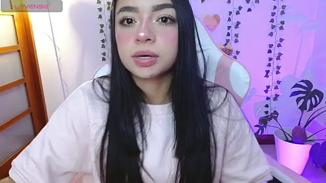Snapshot of hellokitty__valery chatting on 06-19-26, 04:06 hellokitty valery online show from 06-19-26, 04:06