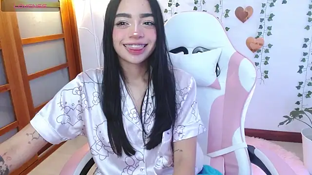 Snapshot of hellokitty__valery chatting on 06-25-26, 02:00 hellokitty valery online show from 06-25-26, 02:00