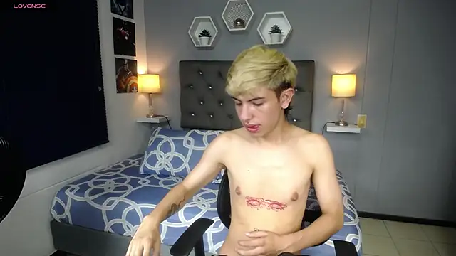 Snapshot of matteo_foxx chatting on 02-22-25, 01:35 matteo foxx online show from 02-22-25, 01:35