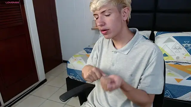 Snapshot of matteo_foxx chatting on 03-08-25, 02:34 matteo foxx online show from 03-08-25, 02:34