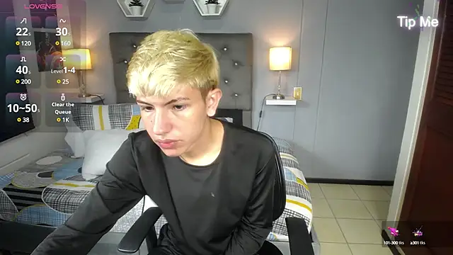 Snapshot of matteo_foxx chatting on 03-15-25, 01:18 matteo foxx online show from 03-15-25, 01:18