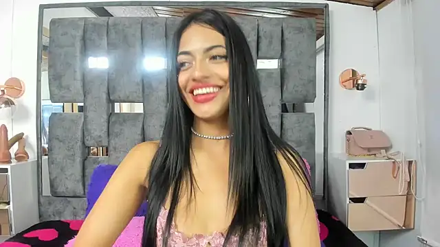 Snapshot of EMYCLARK01 chatting on 07-10-26, 01:43 EMYCLARK01 online show from 07-10-26, 01:43