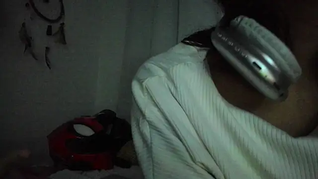Snapshot of Melodymoore_ chatting on 06-27-26, 05:45 Melodymoore online show from 06-27-26, 05:45