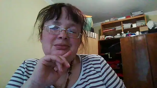 Snapshot of Queen-Elizabeth-25 chatting on 03-04-25, 03:48 Queen-Elizabeth-25 online show from 03-04-25, 03:48