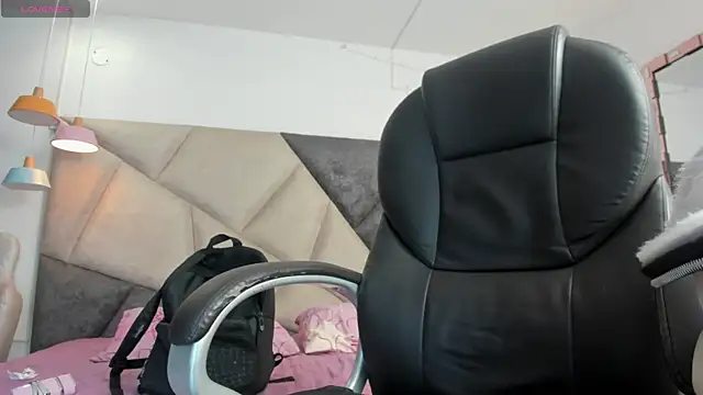 SaskiaGrendel online show from 04-12-26, 12:04