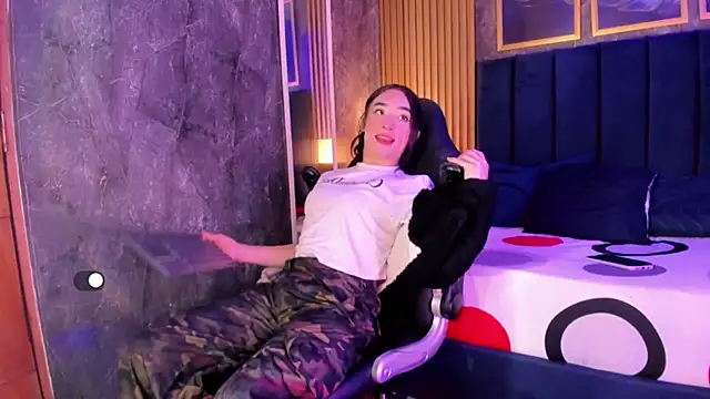 Small Hot19 online show from 04-17-26, 10:18