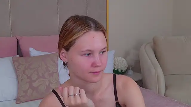 Snapshot of AmeliRoyse chatting on 06-17-26, 05:25 AmeliRoyse online show from 06-17-26, 05:25