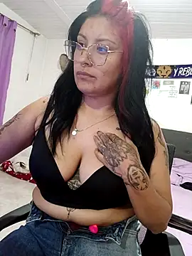 Snapshot of DaniPoison chatting on 02-08-26, 02:15 DaniPoison online show from 02-08-26, 02:15