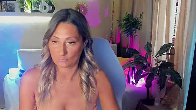 Snapshot of SarahAlluring chatting on 06-15-26, 03:03 SarahAlluring online show from 06-15-26, 03:03