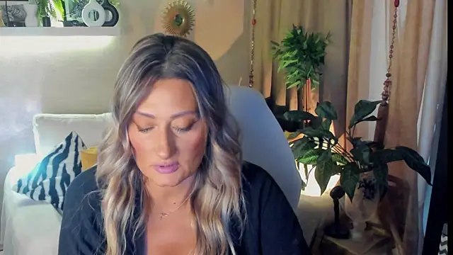 Snapshot of SarahAlluring chatting on 07-17-26, 01:51 SarahAlluring online show from 07-17-26, 01:51