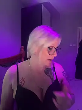 Curvy-Cleo online show from 04-17-26, 08:34