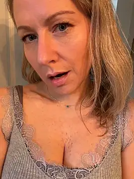 LittleMsMILF online show from 03-09-26, 06:45