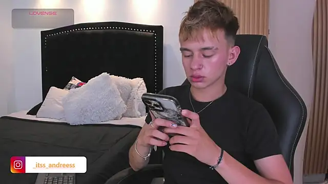 Snapshot of LiamWildx20 chatting on 07-12-26, 04:36 LiamWildx20 online show from 07-12-26, 04:36