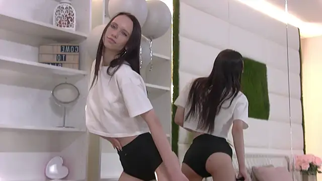 Snapshot of TaraHarris chatting on 03-09-26, 09:24 TaraHarris online show from 03-09-26, 09:24