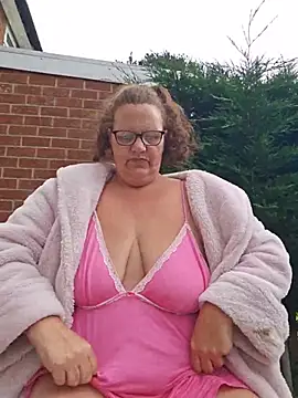 Snapshot of MissQueenBeex chatting on 06-15-26, 08:05 MissQueenBeex online show from 06-15-26, 08:05