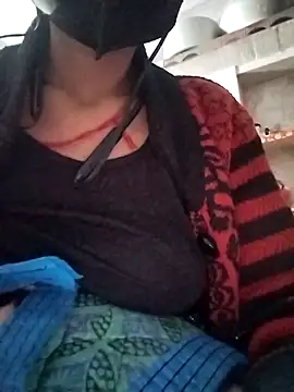 Snapshot of Soniy-Maax chatting on 12-15-25, 04:11 Soniy-Maax online show from 12-15-25, 04:11