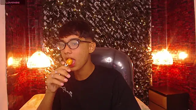 Snapshot of OliverTwinky chatting on 03-21-25, 04:49 OliverTwinky online show from 03-21-25, 04:49