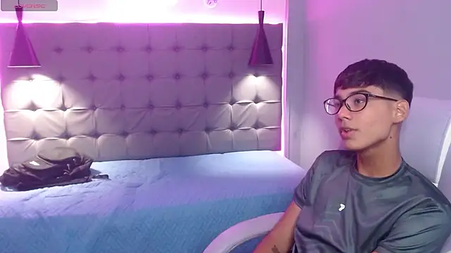 Snapshot of OliverTwinky chatting on 03-22-25, 04:24 OliverTwinky online show from 03-22-25, 04:24