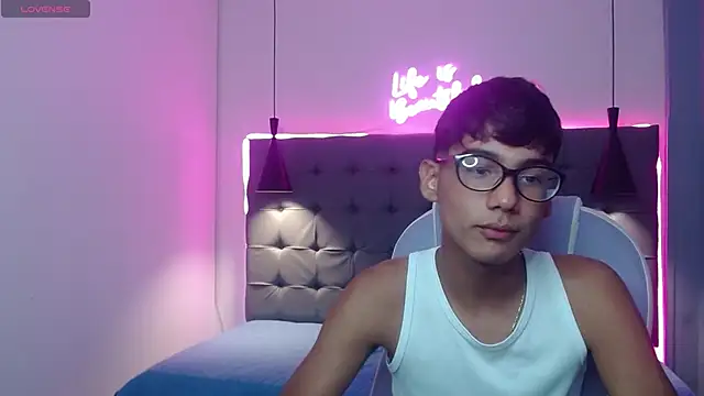 Snapshot of OliverTwinky chatting on 03-23-25, 04:16 OliverTwinky online show from 03-23-25, 04:16