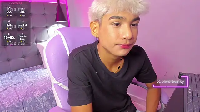 Snapshot of OliverTwinky chatting on 09-10-25, 05:07 OliverTwinky online show from 09-10-25, 05:07