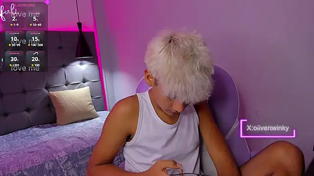 Snapshot of OliverTwinky chatting on 09-12-25, 04:45 OliverTwinky online show from 09-12-25, 04:45