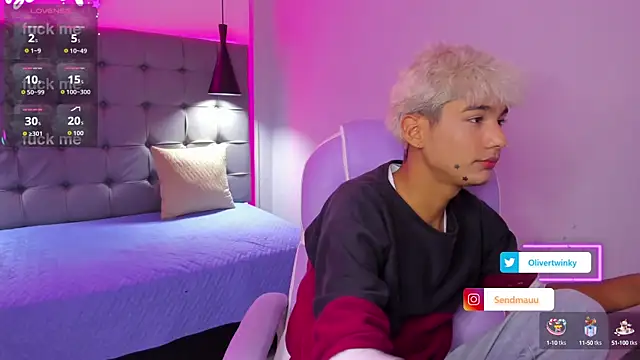 Snapshot of OliverTwinky chatting on 09-13-25, 04:23 OliverTwinky online show from 09-13-25, 04:23