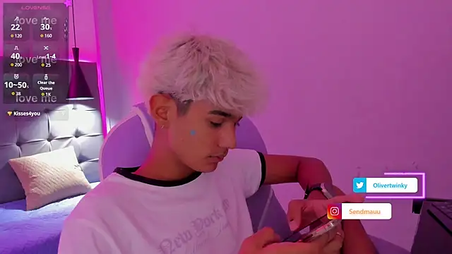 Snapshot of OliverTwinky chatting on 09-16-25, 03:57 OliverTwinky online show from 09-16-25, 03:57