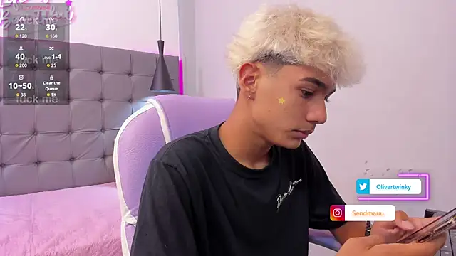 Snapshot of OliverTwinky chatting on 09-23-25, 05:43 OliverTwinky online show from 09-23-25, 05:43