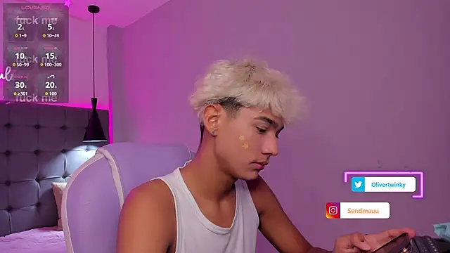 Snapshot of OliverTwinky chatting on 09-29-25, 01:38 OliverTwinky online show from 09-29-25, 01:38